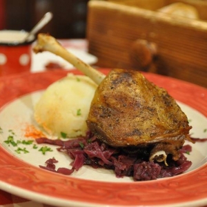 Udo kaczki z chrupiącą skórką, Crispy Duck Leg with Onion Potatoes 