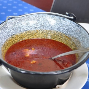 Halaszle- zupa rybna w stylu segedyńskim z równymi gatunkami ryb