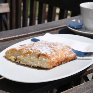 Strudel z rozgniecionym twarogiem- węgierski rétes