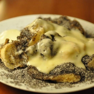 Mákosguba vanília öntettel, Poppy-seed dumplings with vanilla sauce, pampuchy z sosem waniliowym i makiem